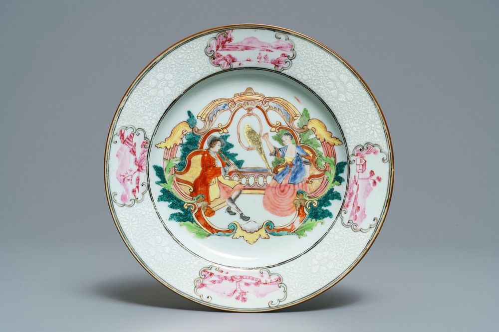 Een Chinees famille rose 'bianco sopra bianco' bord voor de Europese markt, Qianlong