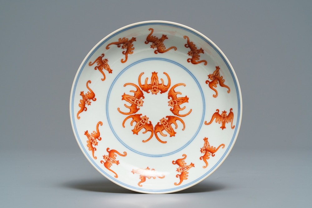 Une coupe en porcelaine de Chine &agrave; d&eacute;cor de chauve-souris, marque et &eacute;poque de Qianlong