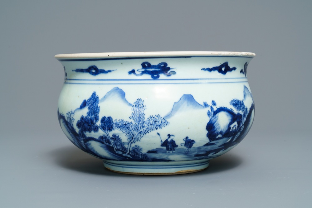 Een Chinese blauwwitte wierookbrander met figuren in een landschap, Kangxi