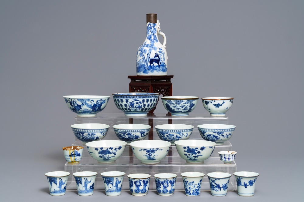 Een collectie Chinees 'Bleu de Hue' porselein voor de Vietnamese markt, 19e eeuw