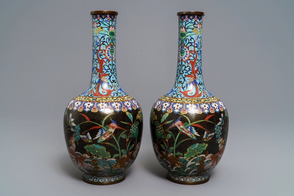 Een paar flesvormige Chinese cloisonn&eacute; vazen, 19e eeuw