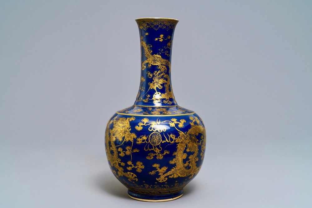 Un vase de forme bouteille en porcelaine de Chine bleu monochrome et dor&eacute;, vers 1900