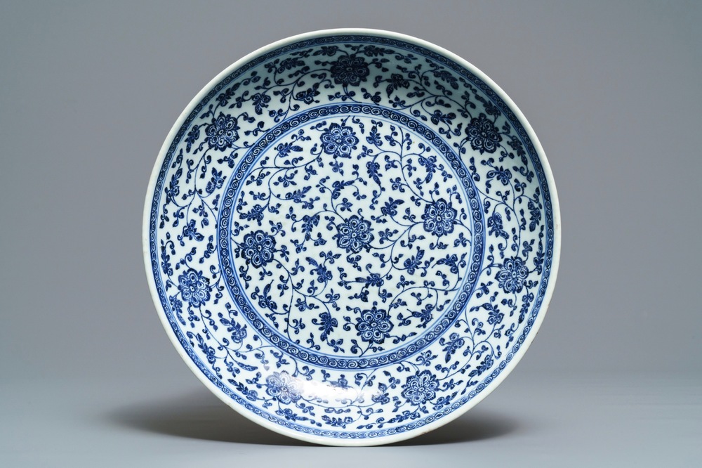 Un plat en porcelaine de Chine bleu et blanc &agrave; d&eacute;cor de rinceaux floraux de style Ming, Qianlong