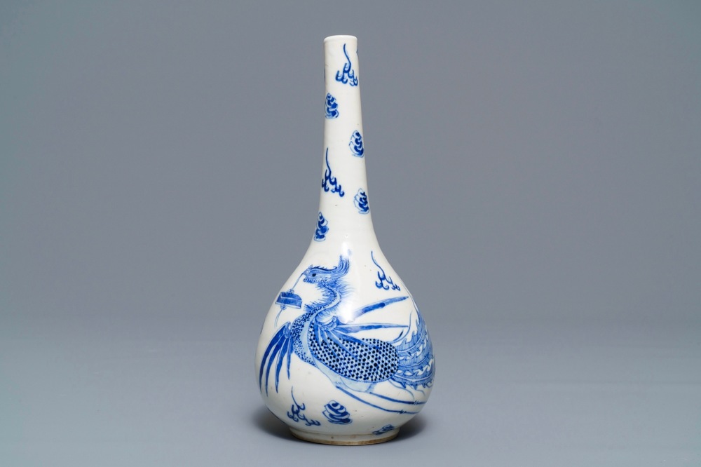 Un vase en porcelaine de Chine 'Bleu de Hue' pour le Vietnam, marque Nei Fu, 19&egrave;me