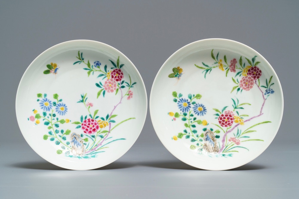 Une paire de coupes en porcelaine de Chine famille rose, marque et &eacute;poque de Yongzheng