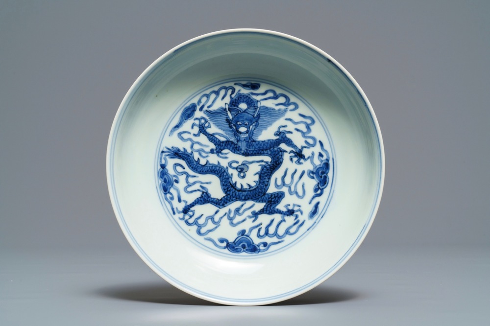 Een Chinees blauwwit 'draken' bord, Wanli merk en periode