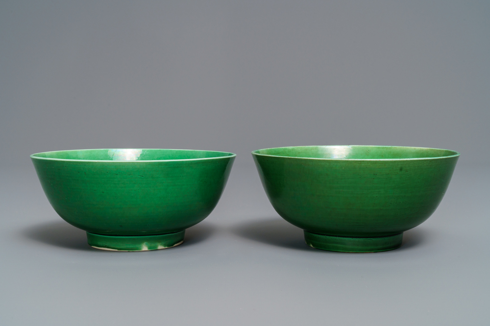 Une paire de bols en porcelaine de Chine vert monochrome, Kangxi