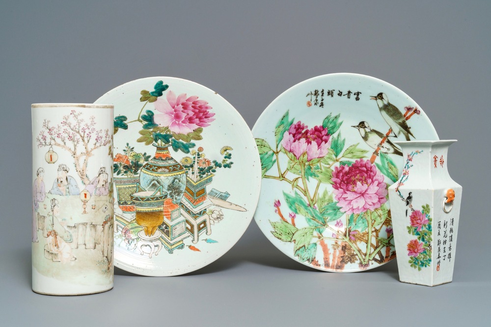 Deux plats, un porte-chapeau et un vase en porcelaine de Chine qianjiang cai, 19/20&egrave;me