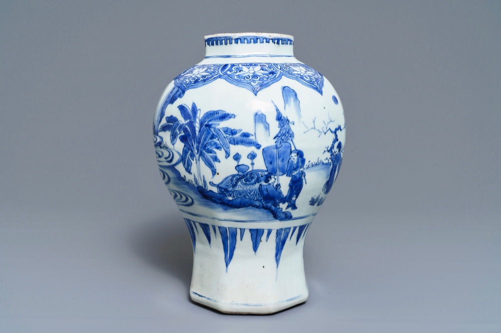 Een Chinese blauwwitte balustervaas met figuratief decor, Transitie periode