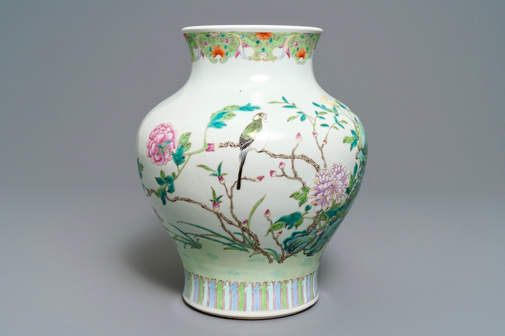 Un vase en porcelaine de Chine famille rose &agrave; d&eacute;cor d'un oiseau parmi fleurs, 19&egrave;me