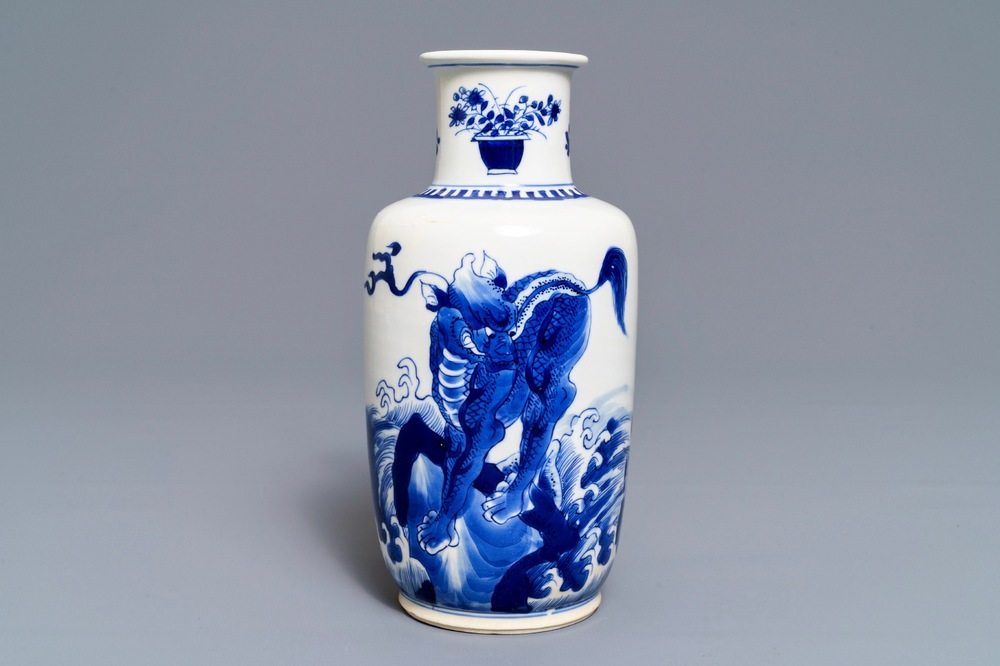 Un vase de forme rouleau en porcelaine de Chine bleu et blanc, Kangxi