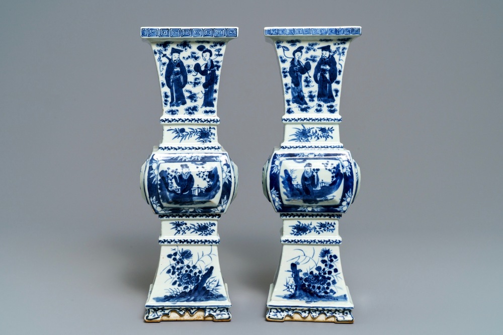 A pair of Chinese blue and white vases, 19th C.