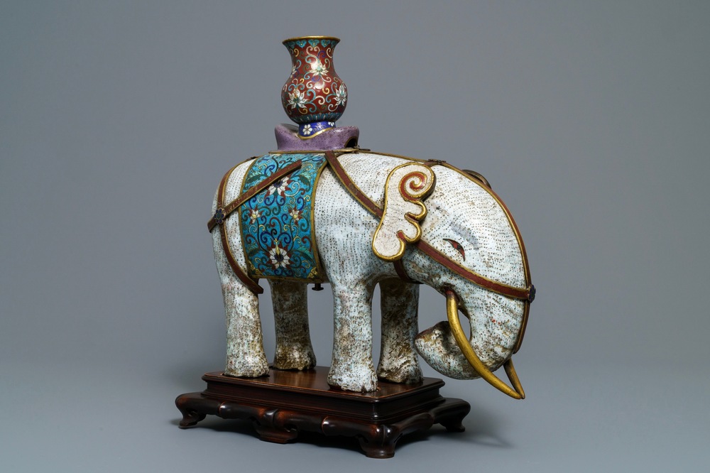 Un grand mod&egrave;le d'un &eacute;l&eacute;phant en &eacute;maux cloisonn&eacute;s, Chine, 19/20&egrave;me