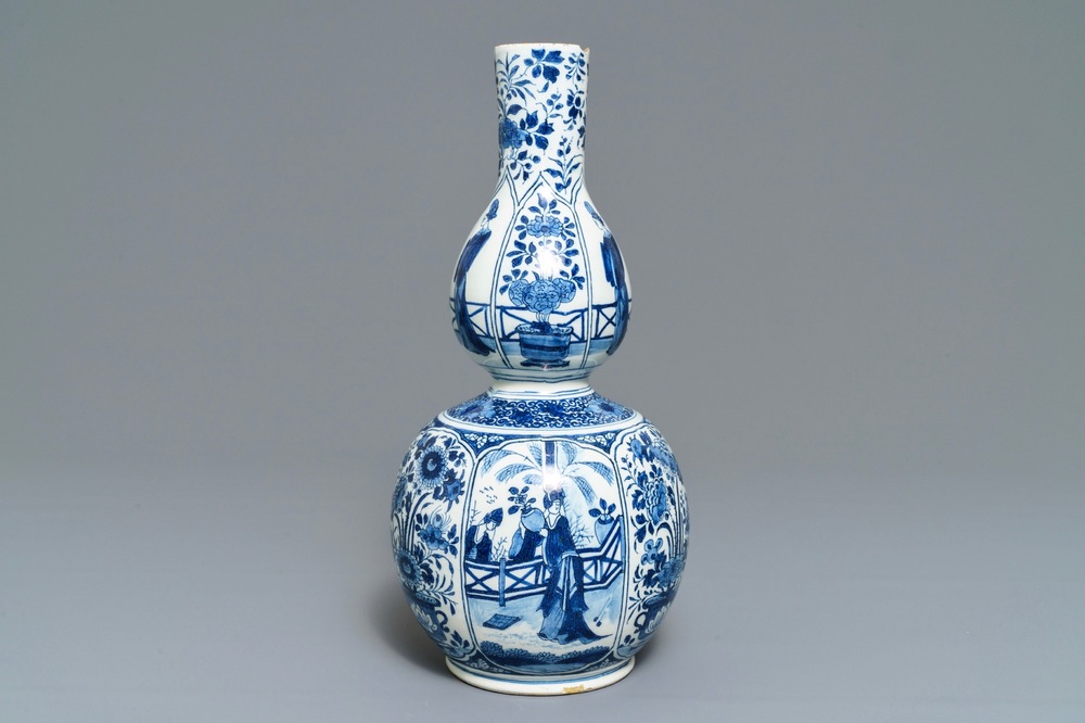 Een blauwwitte Delftse kalebasvaas met chinoiserie decor, vroeg 18e eeuw