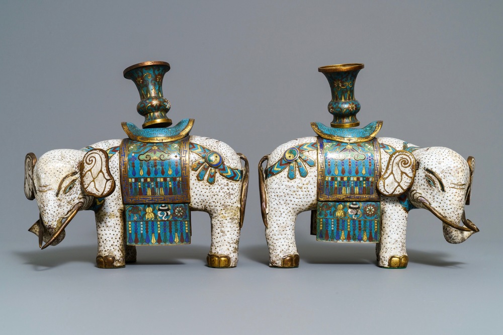 Une paire de grands mod&egrave;les d'&eacute;l&eacute;phants en &eacute;maux cloisonn&eacute;s, Chine, 19&egrave;me