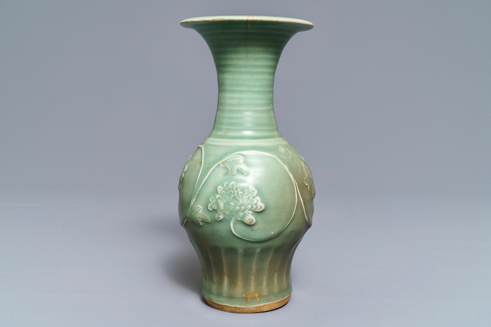 Un vase en porcelaine de Chine c&eacute;ladon de Longquan &agrave; d&eacute;cor de pivoines, Song/Ming