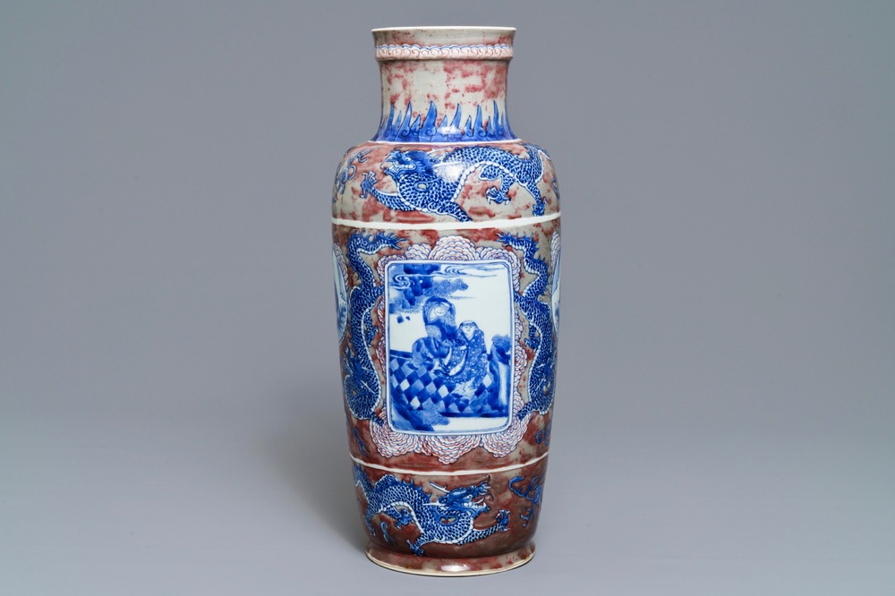 Un vase de forme rouleau en porcelaine de Chine bleu, blanc et rouge, Kangxi