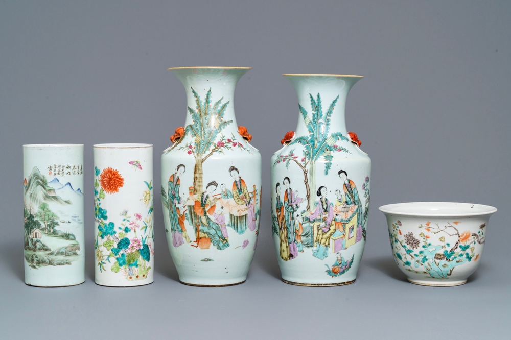 Deux vases, deux portes-chapeau et une jardini&egrave;re en porcelaine de Chine famille rose, 19/20&egrave;me