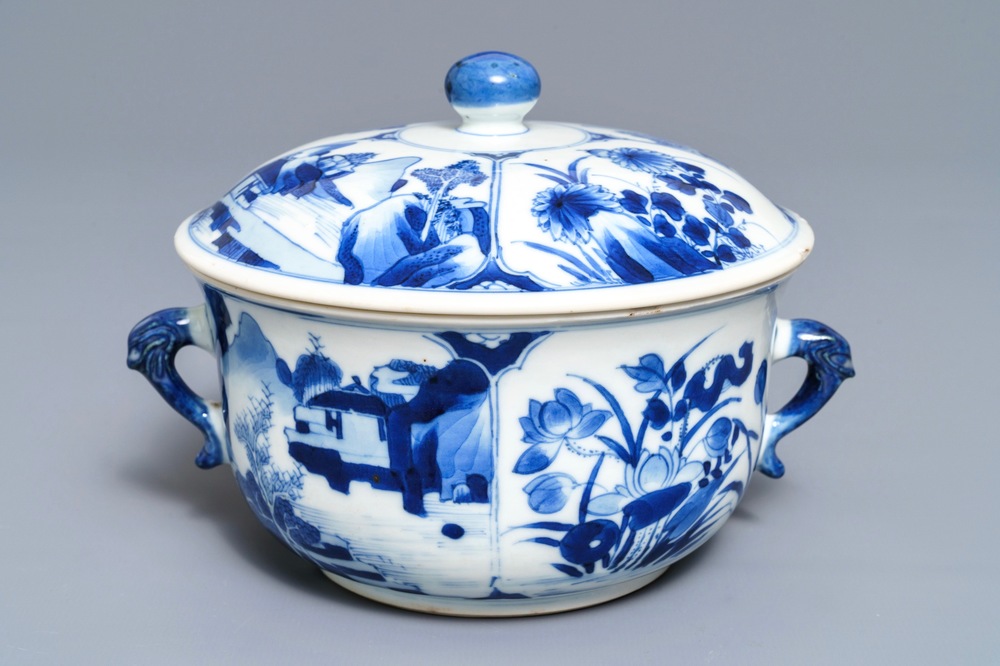 Une &eacute;cuelle couverte en porcelaine de Chine bleu et blanc, Kangxi