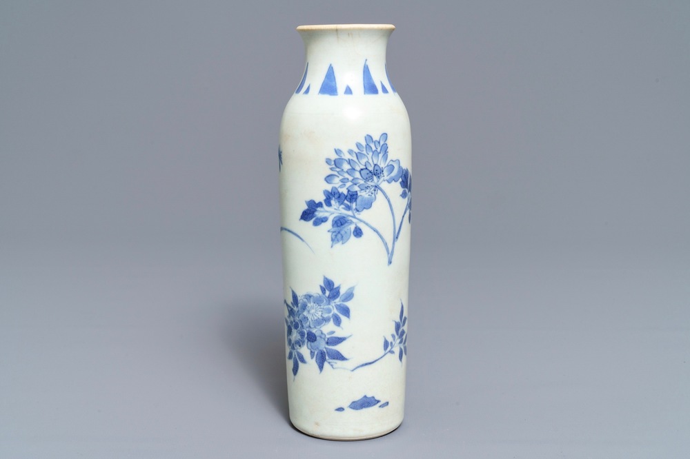 Un vase de forme rouleau en porcelaine de Chine bleu et blanc du Hatcher cargo, &eacute;poque Transition