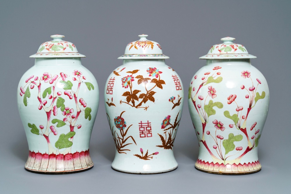 Une paire et un vase individuel en porcelaine de Chine famille rose, 19&egrave;me