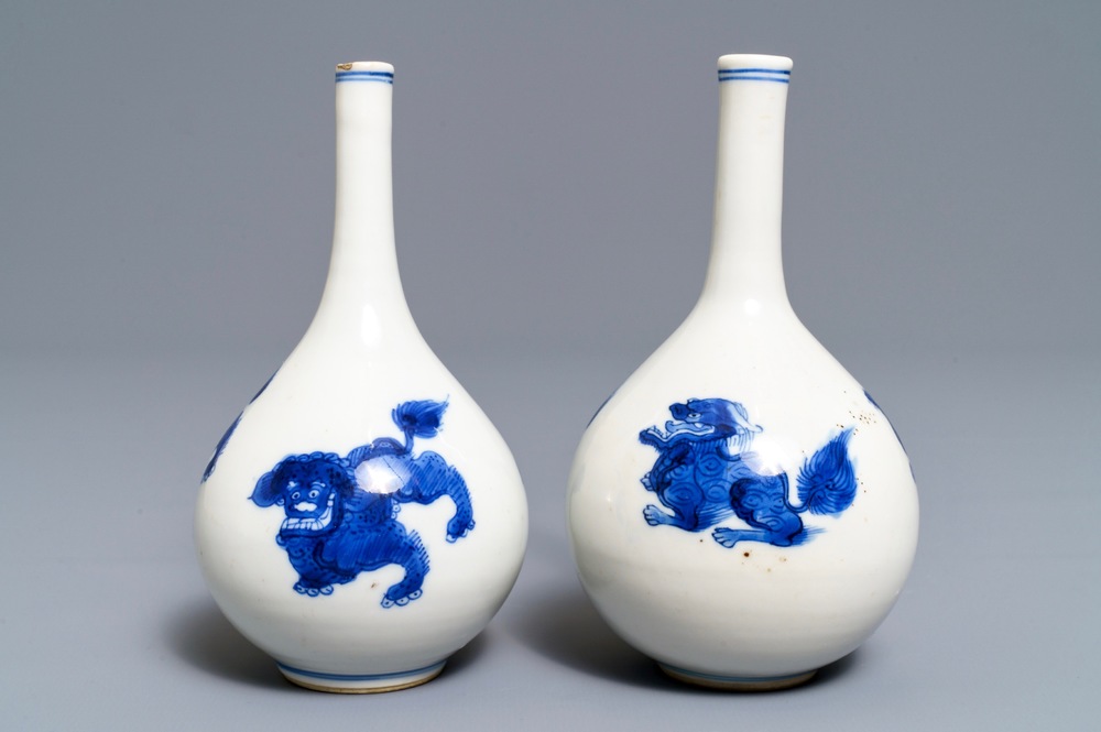 Une paire de vases en porcelaine de Chine bleu et blanc &agrave; d&eacute;cor de kylins, Kangxi