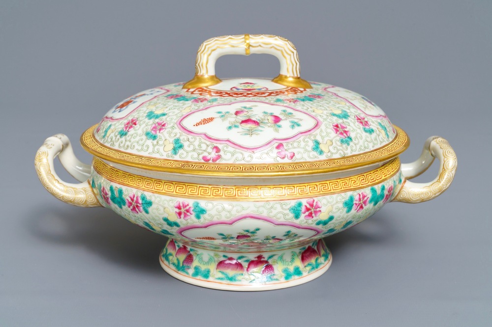 Een Chinese famille rose terrine met floraal decor, Guangxu merk, 19/20e eeuw