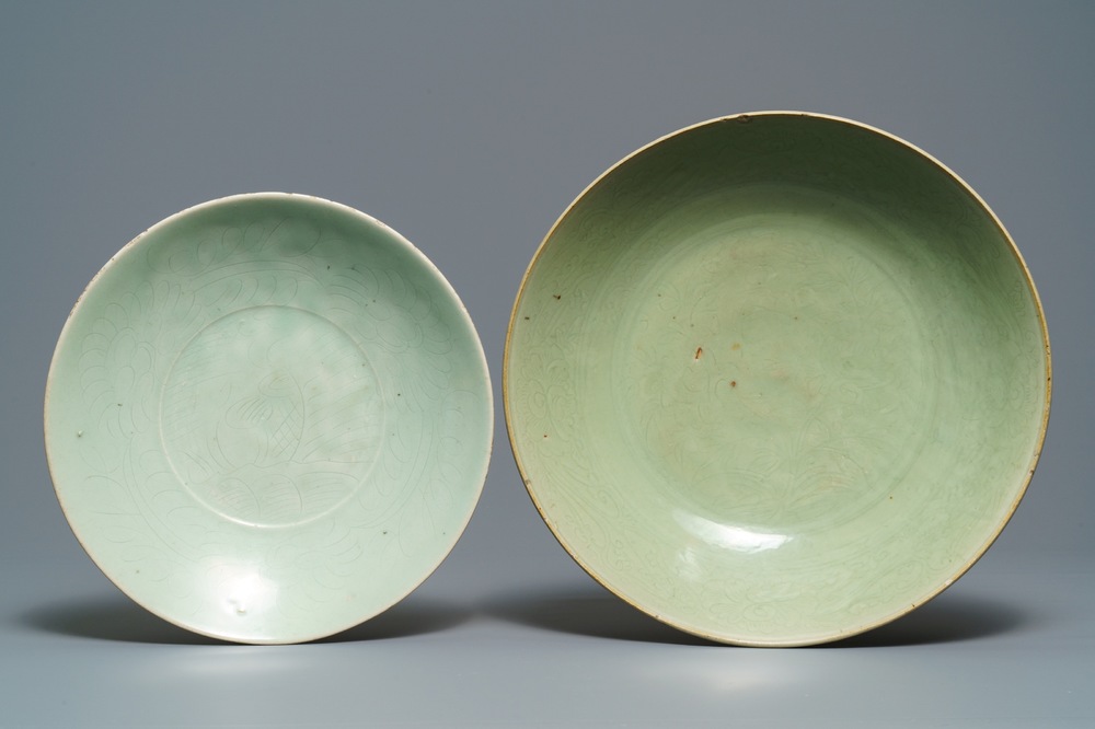 Twee Chinese Swatow celadon schotels met onderglazuur decor, Ming
