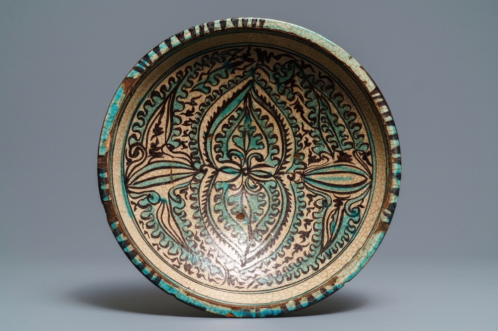 Een diepe ornamentale schotel in Islamitisch aardewerk, Bukhara, Oezbekistan, 17/18e eeuw