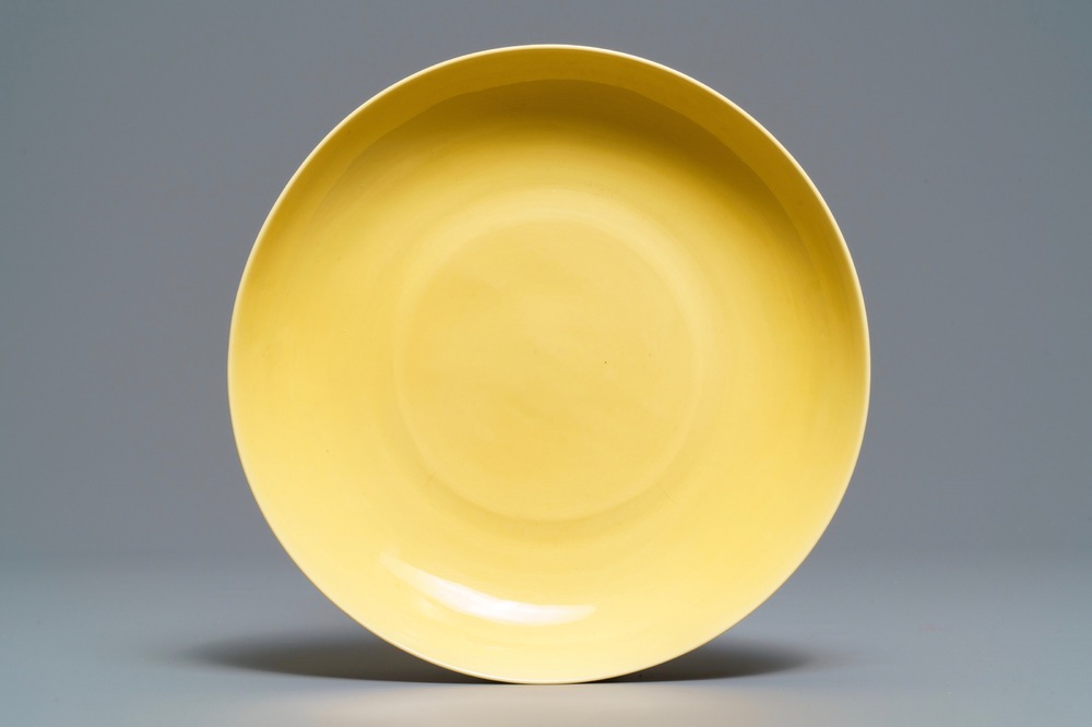 A Chinese monochrome yellow plate, Hongzhi mark, 19/20th C.