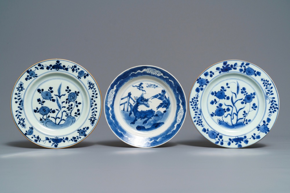 Drie Chinese blauwwitte borden met Johanneum merk, ex-coll. Augustus de Sterke, Kangxi