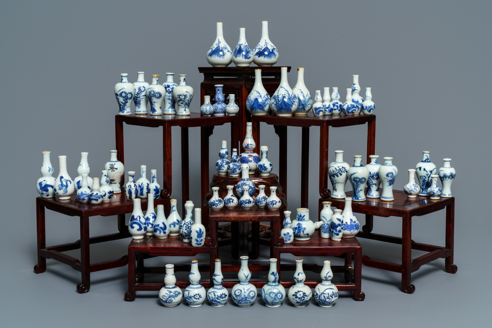 Un bel ensemble de 66 vases miniatures en porcelaine de Chine bleu et blanc, Kangxi