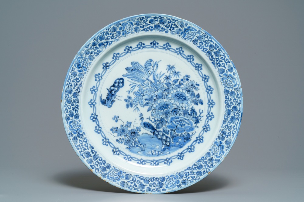 Un grand plat tr&egrave;s fin en fa&iuml;ence de Delft bleu et blanc &agrave; d&eacute;cor de paons et fleurs, 17&egrave;me