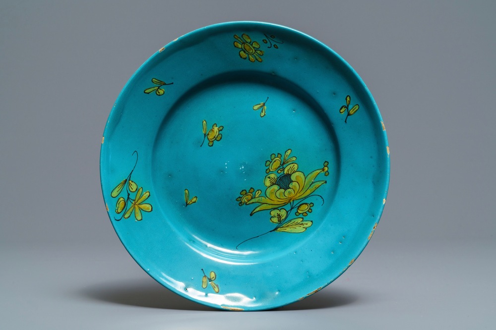 Une assiette en fa&iuml;ence de Bruxelles &agrave; d&eacute;cor floral sur fond turquoise, 18&egrave;me