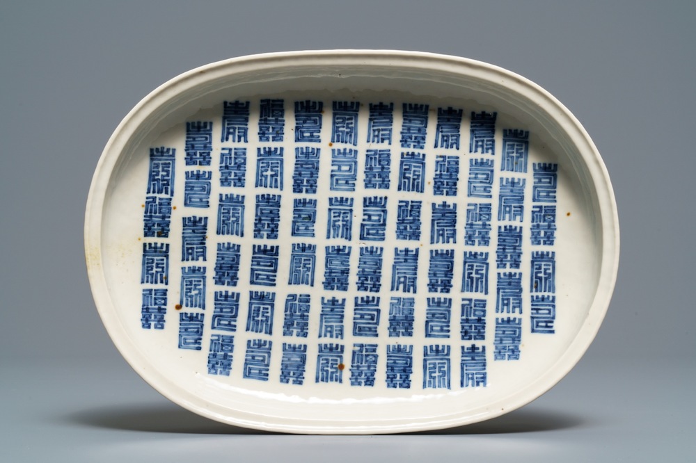 Un plat ovale en porcelaine de Chine 'Bleu de Hue' pour le Vietnam, 19&egrave;me