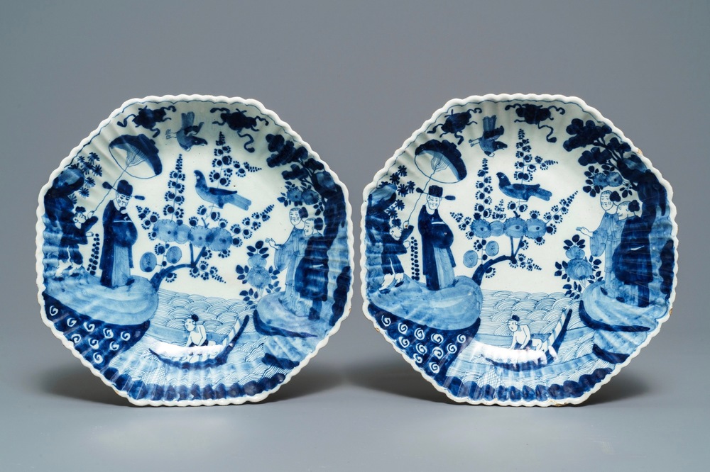 Een paar blauwwitte Delftse plooischotels met chinoiserie decor, 18e eeuw