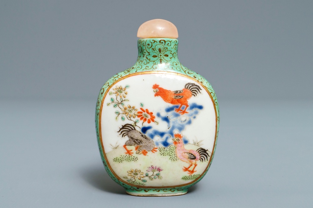 Une tabati&egrave;re en porcelaine de Chine famille rose, marque et &eacute;poque de Daoguang