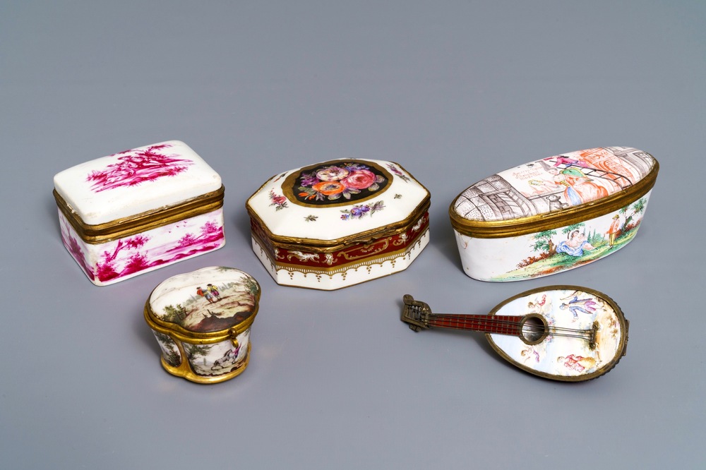 Cinq bo&icirc;tes tabati&egrave;res en porcelaine et &eacute;maux, Allemagne et France, 18/19&egrave;me