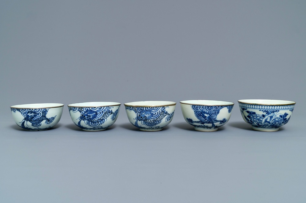 Cinq bols en porcelaine de Chine 'Bleu de Hue' pour le Vietnam, marques Nei Fu, 19&egrave;me