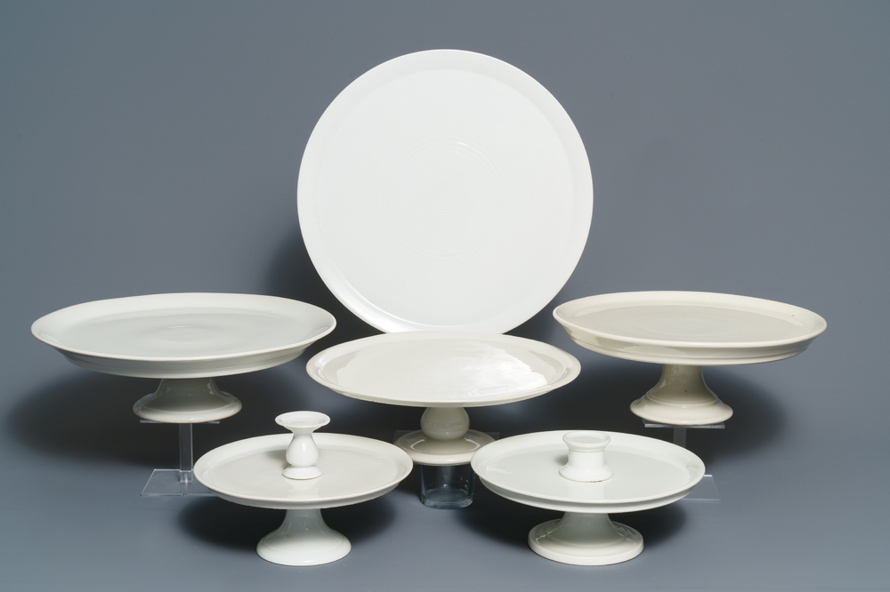 Six tazzas en porcelaine blanche monochrome, France, 19&egrave;me