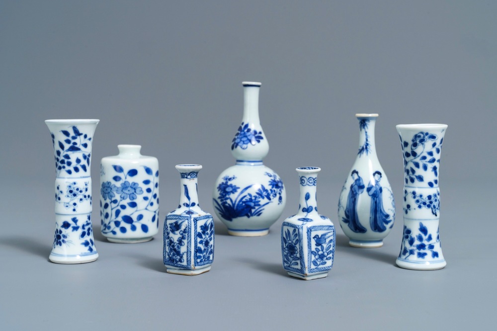 Zeven fraaie Chinese blauwwitte miniatuur vaasjes, Kangxi