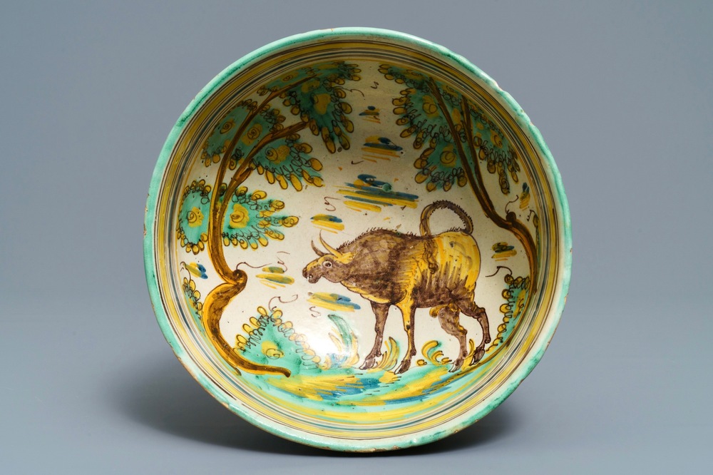 Een grote polychrome Spaans aardewerken kom met een stier, Talavera, 18e eeuw