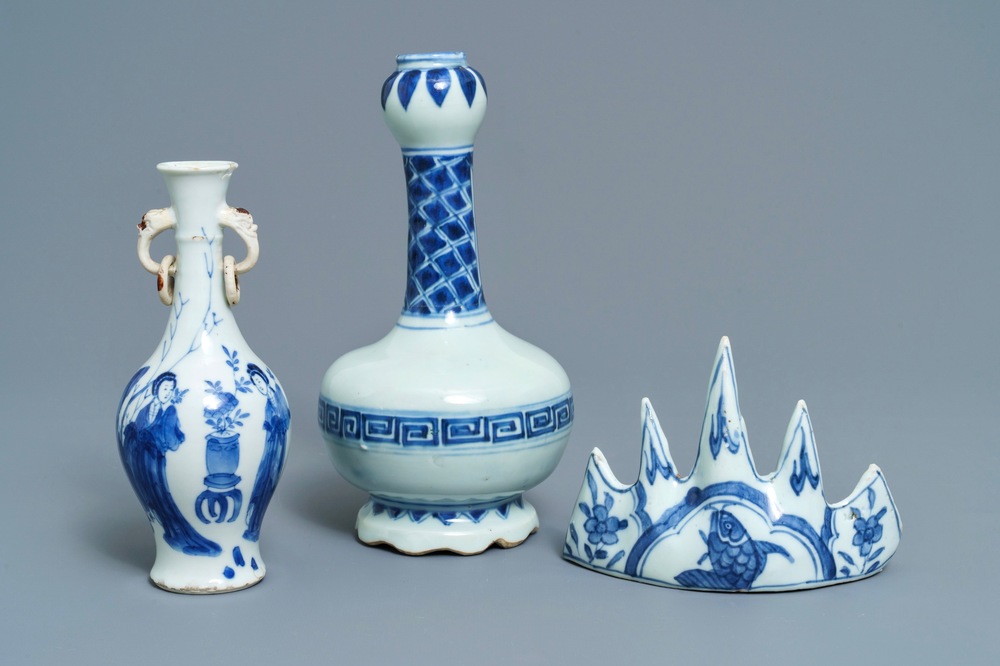 Deux vases et un repose-pinceaux en porcelaine de Chine bleu et blanc, Wanli/Kangxi