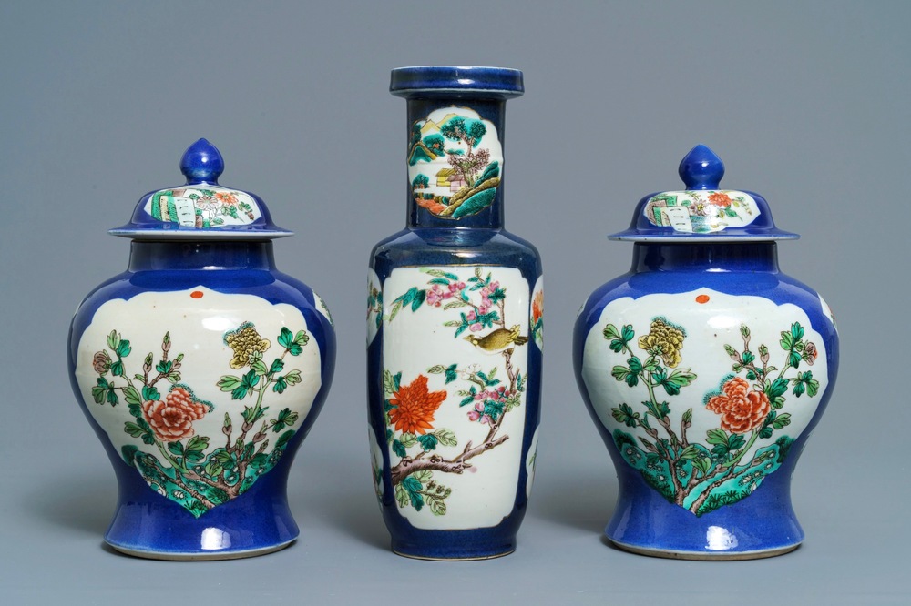 Trois vases en porcelaine de Chine famille verte sur fond bleu poudr&eacute;, 19&egrave;me