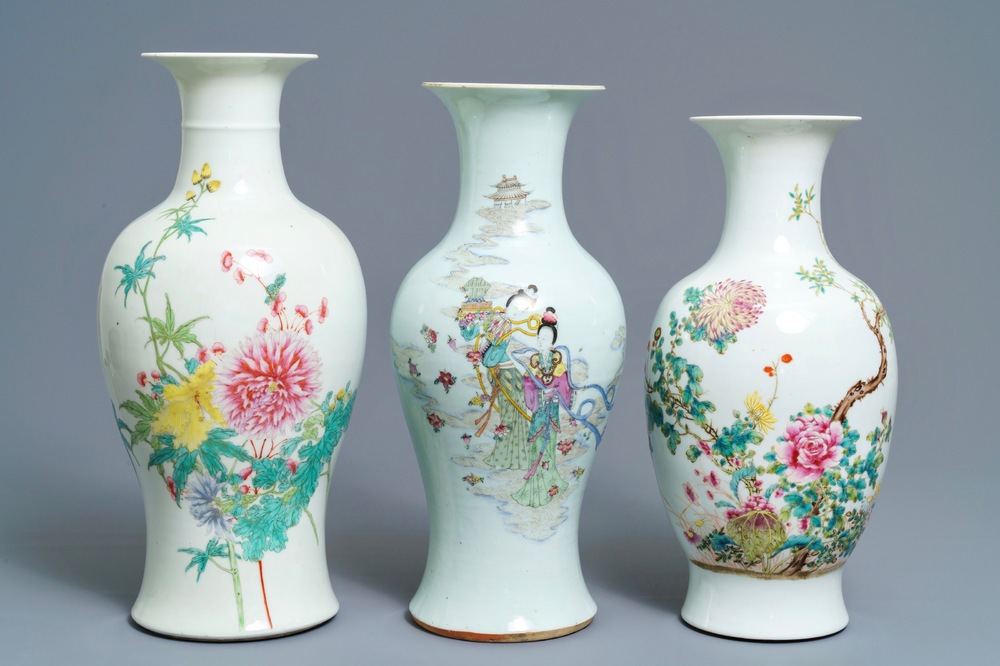 Trois vases en porcelaine de Chine famille rose, 19/20&egrave;me