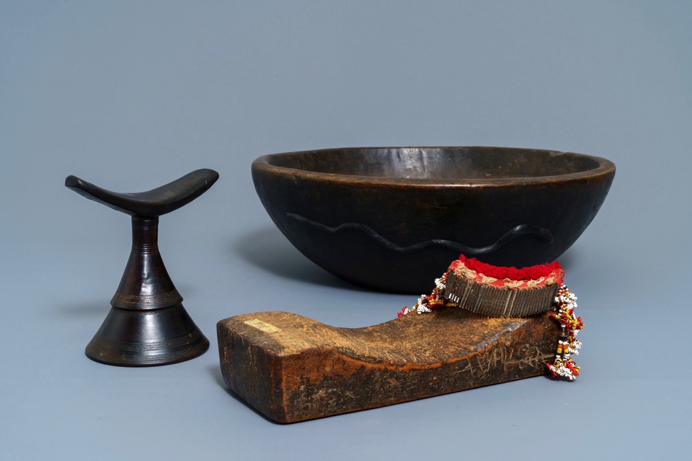 A Philippine Igorot wooden bowl, two African headrests and a comb, 1st half 20th C.