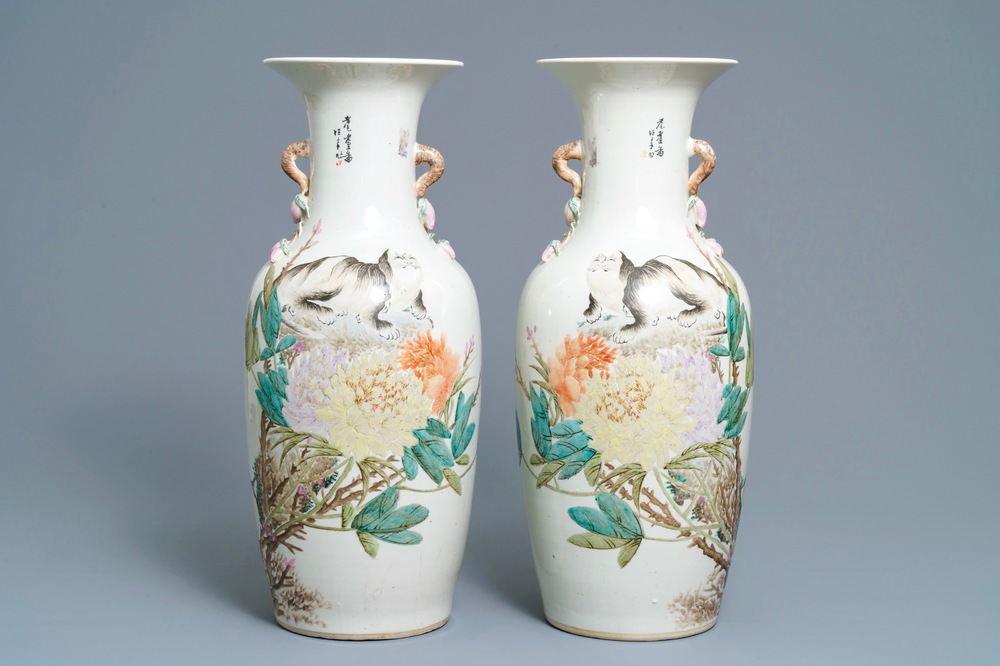 Une paire de vases en porcelaine de Chine qianjiang cai &agrave; d&eacute;cor de chiens P&eacute;kinois, 19&egrave;me