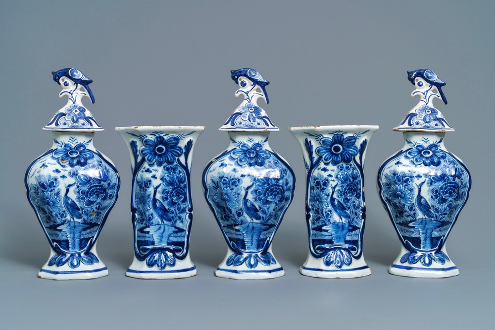 Une garniture de cinq vases en fa&iuml;ence de Delft bleu et blanc &agrave; d&eacute;cor d'oiseaux de paradis, 18&egrave;me