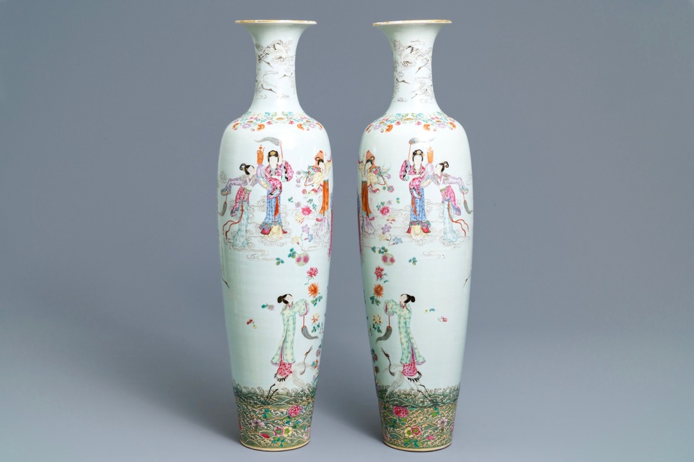 Une paire de grands vases en porcelaine de Chine famille rose, R&eacute;publique, 20&egrave;me