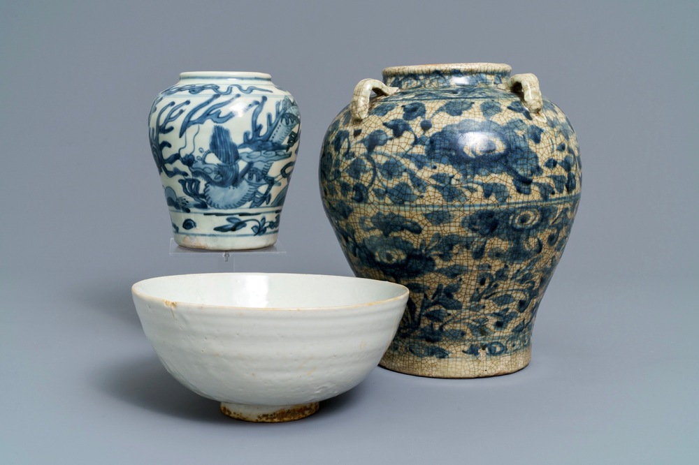 Deux vases et un bol en porcelaine de Chine bleu et blanc dite 'de Swatow', Ming